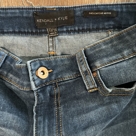 Kendall + Kylie Kountour High Rise Jeans size 13/31, worn once/great condition - Picture 7 of 8
